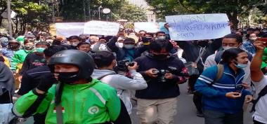 Viral, Pedagang, Ojol, hingga Mahasiswa Bandung Demo Tolak PPKM Darurat