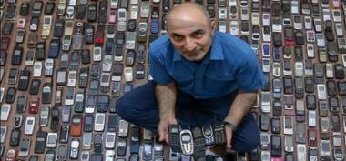 Wow! Lelaki Asal Turki Ini Miliki Lebih dari 1000 Handphone