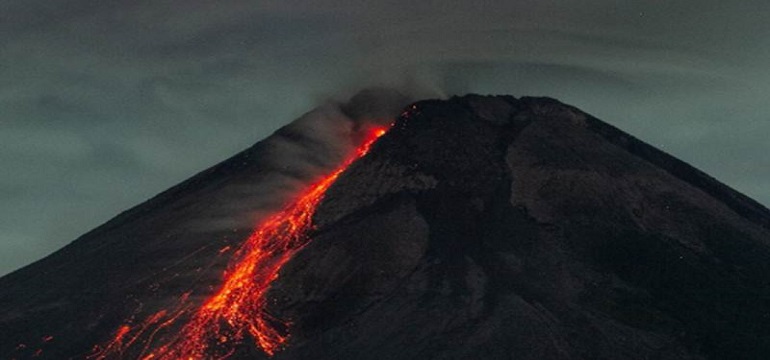 Gunung Merapi Kembali Luncurkan Empat Kali Awan Panas Hingga 3 KM