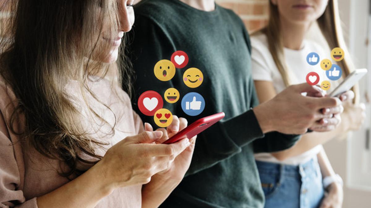 Peran Influencer Politik dan Buzzer: Siapa Lebih Efektif Membentuk Opini?
