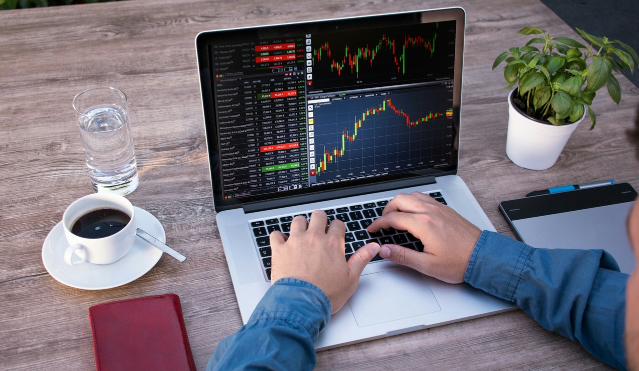 Meningkatkan Visibilitas Bisnis Anda: Promosi di Sosmed Investasi Trading Legal Bersama Rajakomen.com