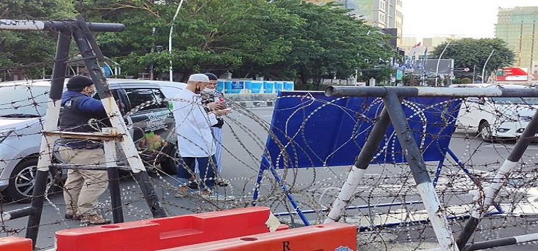Akses Menuju Patung Kuda Ditutup, Massa Reuni 212 Kumpul Di Balik Kawat Berduri