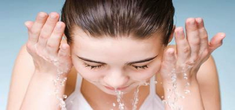 Tips Membersihkan Make Up Tebal dengan Benar Supaya Tidak Berjerawat